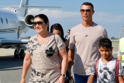 Cristiano, recién aterrizado en Turín, con su madre y su primogénito.-