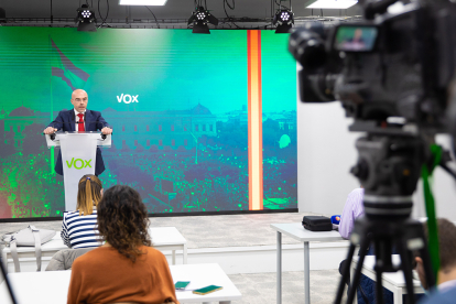 El vicepresidente de Acción Política de VOX y eurodiputado, Jorge Buxadé,en su comparecencia en la que elogió al candidato burgalés. ECB