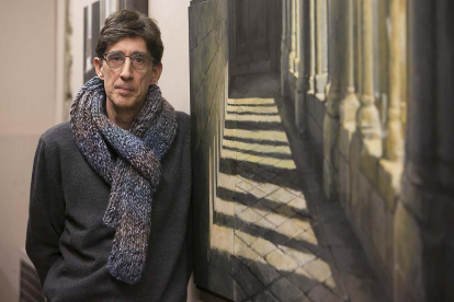 El pintor Luis Alberto Portilla posa con una de sus obras.-RAÚL G. OCHOA