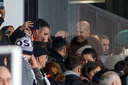 Zidane se fotografía con los aficionados del Burgos en el palco de El Plantío. Santi Otero