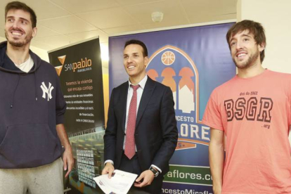 Roger Fornas y Roger Vilanova flanquean al vicepresidente del San Pablo Inmobiliaria, Félix Sancho, ayer, en la sede del patrocinador del club.-RAÚL OCHOA