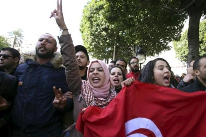 Licenciados en paro gritan consignas durante una marcha en demanda de oportunidades de trabajo, en la avenida Burguiba, en Túnez, este miércoles.-REUTERS / ZOUBEIR SOUISSI