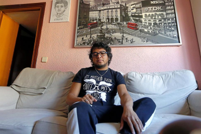 El paciente Fernando Isaac Gómez posa en su casa de Madrid.-Raquel P. Vieco