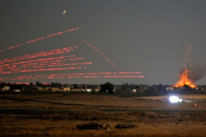 Fotos tomadas desde los Altos del Golan en que se ven bombardeos en Siria.-JALAA MAREY / AFP