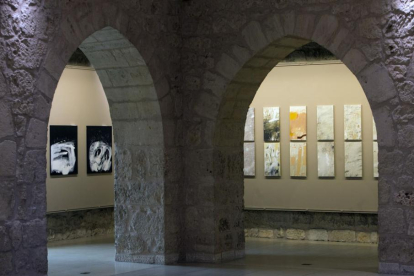 Las piedras y los arcos góticos del Arco juegan al escondite con las obras.-Raúl Ochoa