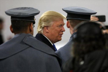 Trump, con cadetes de una academia militar en Baltimore.-AFP / AARON P. BERNSTEIN
