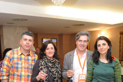 Vicente Marañón (i), Jesús Ortego, Silvia Álvarez y Gloria Bañeres celebrando el resultado electoral.-ISRAEL L. MURILLO