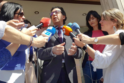 El abogado de la acusación popular, Luis Antonio Calvo, atiende a los medios ayer a la salida del juzgado.-L. V.