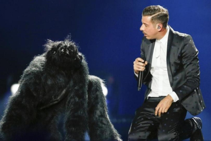 El cantante italiano Francesco Gabbani durante los ensayos del festival Eurovision 2017, con un bailarín disfrazado de gorila-