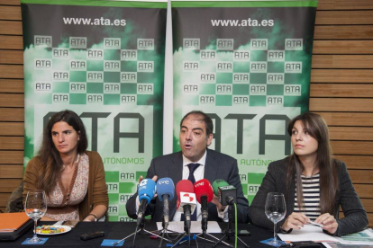 El presidente de ATA, Lorenzo Amor, junto con la vicepresidenta, Celia Ferrero (I) junto a Soraya Mayo, presidenta de ATA Castilla y León (D)-Ical