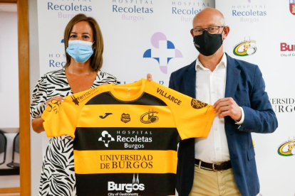 Pilar Gómez, gerente del Hospital Recoletas, e Iñaki Sicilia, presidente del Aparejadores RC, posan con la nueva camiseta del equipo. SANTI OTERO