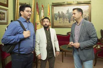 Los representantes de UATAEen la región charlan con el alcalde de Burgos.-ISRAEL L. MURILLO