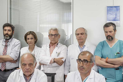 En la mesa el responsable de Cirugía Plástica, Ramón Mur, y el jefe de Cirugía Pediátrica, José Manuel Gutiérrez Dueñas.-SANTI OTERO