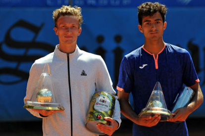 Nicolás Álvarez (derecha) posa con su trofeo junto al ganador del ATP Challenger de Liberec, Jiri Lehecka. / WWW.LTKLIBEREC.CZ