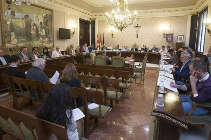 Los diputados provinciales durante un Pleno de la presente legislatura.-RAÚL G. OCHOA