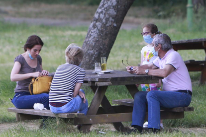 Una familia, con sus correspondientes mascarillas, disfruta de unas consumiciones adquiridas en la terraza del camping de Fuentes Blancas. RAÚL G. OCHOA
