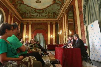 Los miembros de la Plataforma de Afectados por la Hipoteca (izquierda) y los grupos políticos asistieron a la firma del convenio entre el Ayuntamiento y la entidad bancaria.-RAÚL G. OCHOA