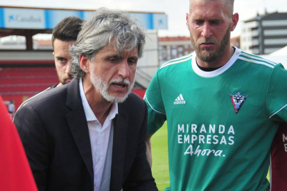 Alfaro dialoga con sus jugadores al término del partido-Jose Esteban Egurrola