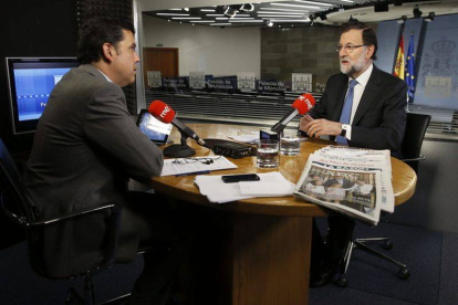 Rajoy durante una entrevista con Radio Nacional en La Moncloa.-Foto: EFE