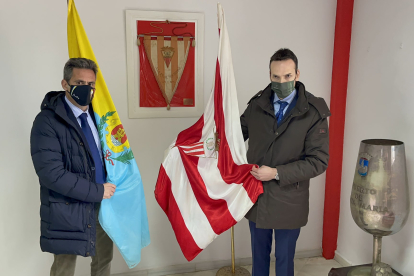 Sancho, a la derecha, posa con la bandera del Algeciras. ALGECIRAS CF