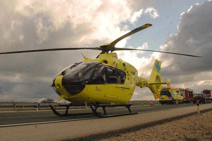 Un helicóptero medializado trasladó a la persona herida al HUBU. ECB