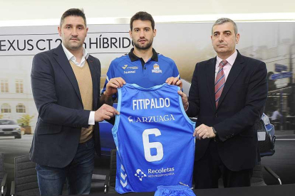 Bruno Fitipaldo posa con la camiseta del San Pablo tras alcanzar un acuerde de renovación con el club-SPB / M. González