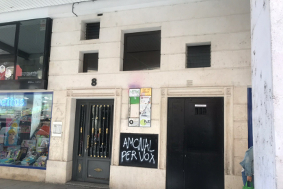 Pintada junto a la sede de Vox Burgos. ECB