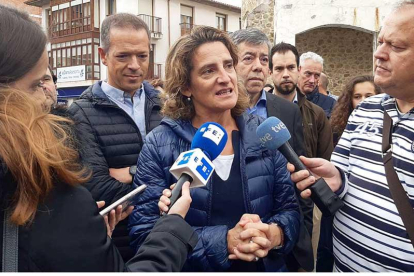Teresa Ribera, durante su visita aMedina de Pomar, en Burgos.-ICAL