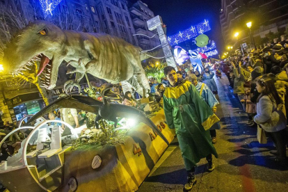 Aunque la temática de la noche era el mundo marino, también se pudo ver a los dinosaurios campando a sus anchas por las calles burgalesas en la cabalgata de Reyes Magos.-SANTI OTERO