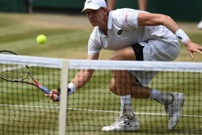 Anderson devuelve un bote pronto ante Isner en Wimbledon.-/ AFP / OLI SCARFF