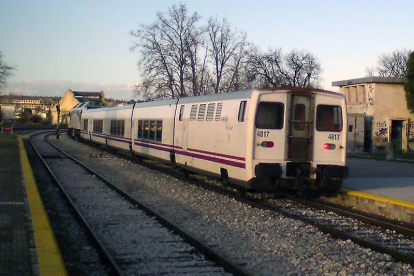 Un tren circula por la estación de El Montecillo en Aranda de Duero.-L.V.