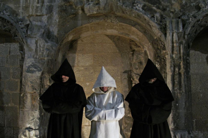 Los monjes negros y blancos se enzarzarán entre las piedras del monasterio.-Ronco Teatro