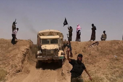 Imagen de combatientes del Estado Islámico en Irak, cerca de la frontera siria, hecha pública en una cuenta yihadista de Twitter.-