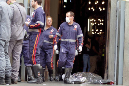 Agentes de policia prestan guardia frente a la Catedral Metropolitana de Campinas tras un tiroteo donde al menos cinco personas murieron  entre ellas el autor de los disparos  que se suicido.-DENNY CESARE (EFE)