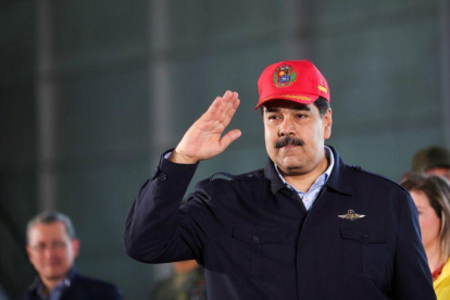 El presidente de Venezuela, Nicolás Maduro, mira un desifle militar que commemora el 98º aniversario de las Fuerzas Aéreas.-REUTERS