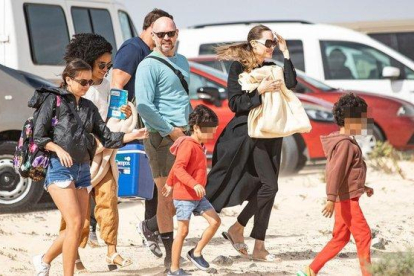 Angelina Jolie, con algunos de sus hijos, en el Festival Internacional de Cometas de Fuerteventura.-GABRIEL FUSELLI (LA PROVINCIA)