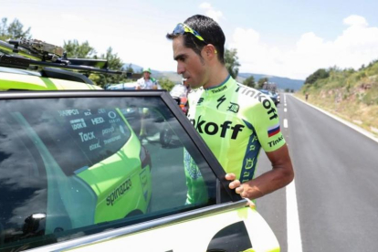 Alberto Contador sube al coche del Tinkoff tras retirarse del Tour en el transcurso de la novena etapa.-AFP / KENZO TRIBOUILLARD