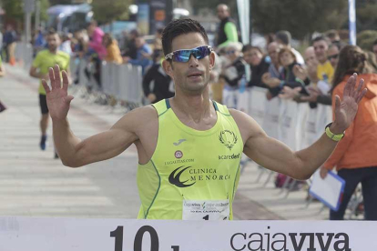 Óscar Cavia atraviesa victorioso la línea de llegada de la carrera, ubicada en los aledaños del Fórum-Santi Otero