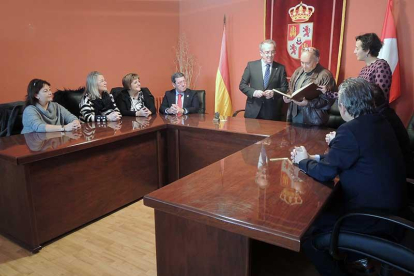 Los representantes de Argeol recibieron ayer en Villadiego  la Calza 2017 en reconocimiento a su trabajo por el geoparque.-ECB