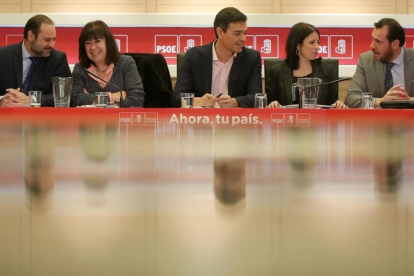Pedro Sánchez encabeza la reunión permanente del PSOE en Ferraz.-JOSE LUIS ROCA