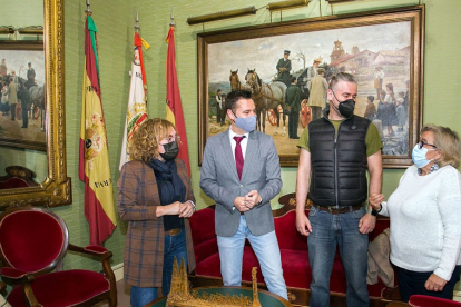Consuelo Fontecha, Daniel de la Rosa, Julián Vesga y Rosa Niño, en una reunión en la alcaldía en Burgos. TOMÁS ALONSO