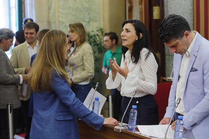 Gema Conde conversa con Gloria Bañeres en presencia de Vicente Marañón.-RAÚL G. OCHOA