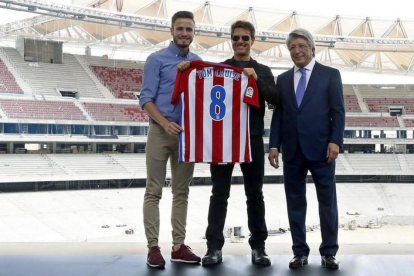 Tom Cruise, Cerezo y Ñíguez, en el nuevo estadio.-EFE
