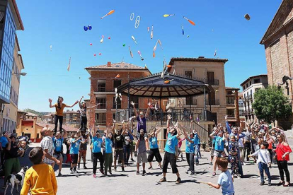 Este lanzamiento grupal de malabares es el fiel reflejo del ambiente festivo en Pradoluengo durante todo el fin de semana.-LOREN ARRIBAS