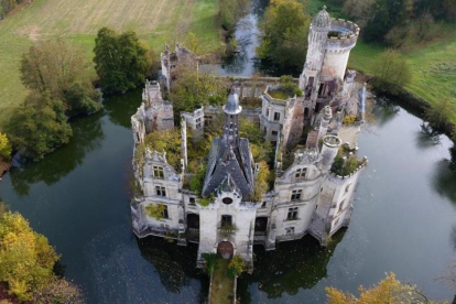 El castillo de Mothe-Chandeniers que va a ser comprado y restaurado gracias a una campaña de crowdfunding.-GUILLAUME SOUVANT / AFP