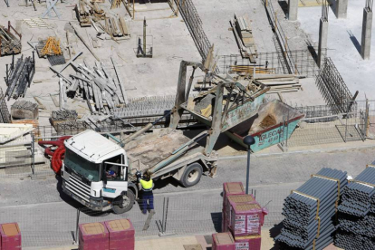 Un operario trabajando con un camión en las obras de construcción de un edificio en la capital burgalesa.-RAÚL G. OCHOA