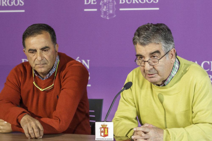 Luis María Monja (izq.) y Antonio Arauzo(dch.), reprocharon «el grave recorte de servicios» en el mundo rural.-S. O.