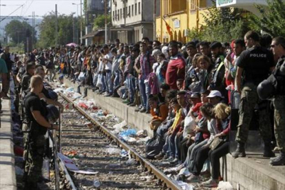 Miles de refugiados esperan un tren que les permita cruzar Macedonia y llegar a Serbia para luego pasar la frontera con Hungría, donde se erige una prolongada valla.-AP