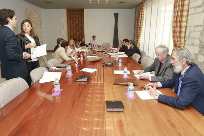 La reunión entre representantes del Ayuntamiento y de la Fundación Caja de Burgos se celebró en la Casa del Cordón.-RAÚL G. OCHOA
