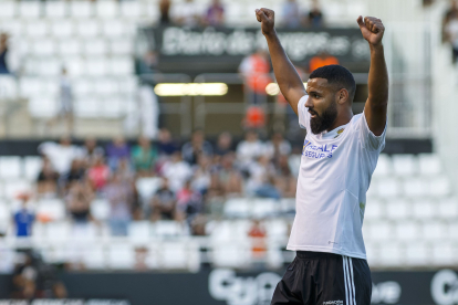Mourad, el 9 del Burgos, celebra su primer tanto con la camiseta blanquinegra en el duelo ante el Cartagena. © ECB
